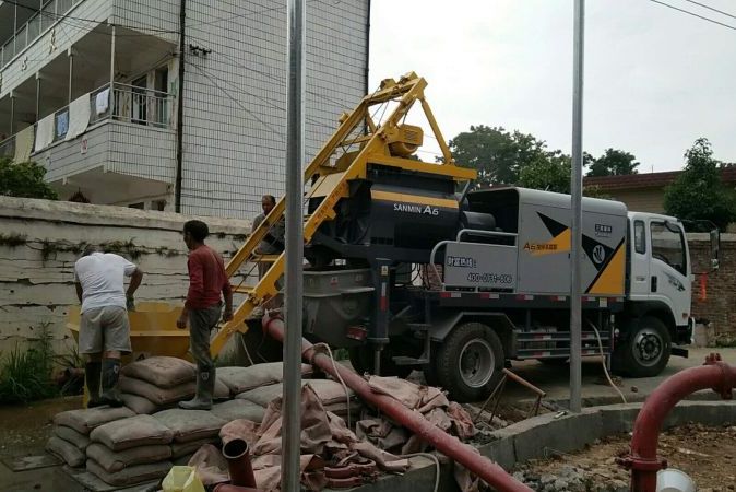 攪拌車載泵是塔莊鎮災后重建的一縷春風