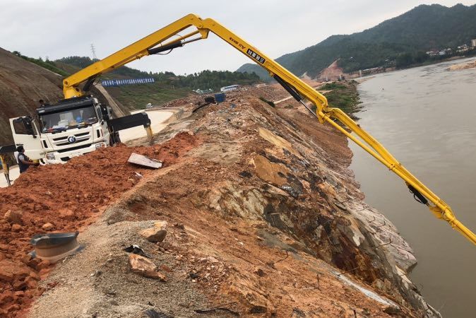 小型混凝土攪拌泵車在甘肅紅崖山水庫加高擴建