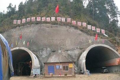 小型混凝土泵車，四川松潘隧道施工紀實